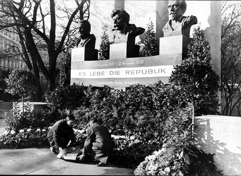 Denkmal der Republik am Wiener Schmerlingplatz neben dem Parlament